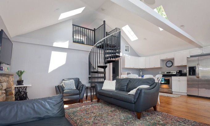 Montville Cottage | Social Distancing Escape on Oxoboxo Lake! Waterfront!!
