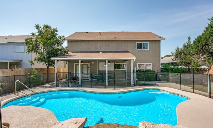West San Antonio House | Solar Oasis: Pool, Waterfall, Jacuzzi & Salu Spa