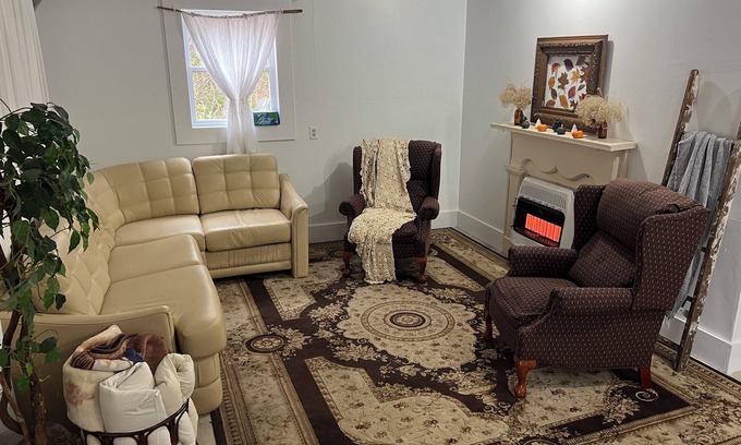Middlebury Bed & Breakfast | Solar powered-Charming 1-Bedroom in Middlebury-Breakfast Available On Request