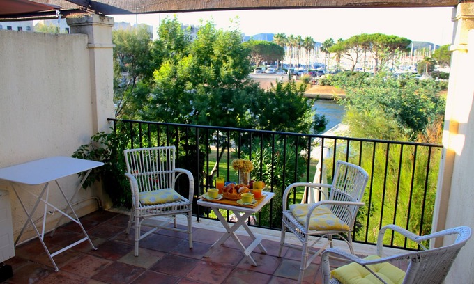 Port Grimaud Apartment | Soleil Bleu appart. On the beach