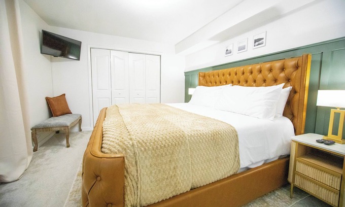 Crestline Heights Condo | Somerset- Luxury Condominium in Birmingham