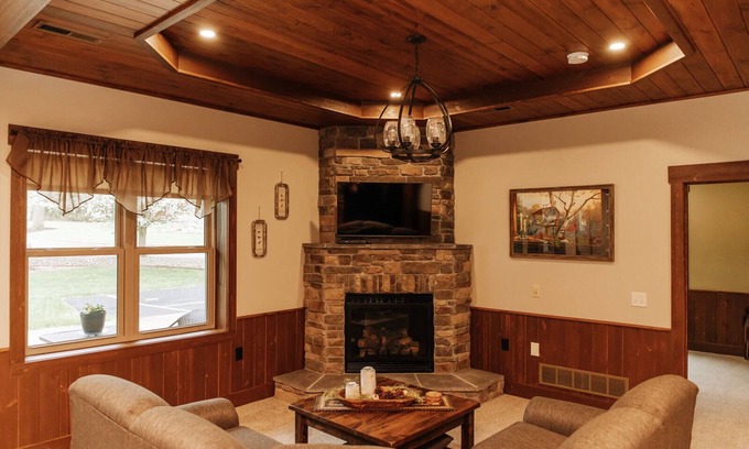Dundee Cabin | Songbird Serenade Suite: Luxury, Lodge Suite in Amish Country, Ohio