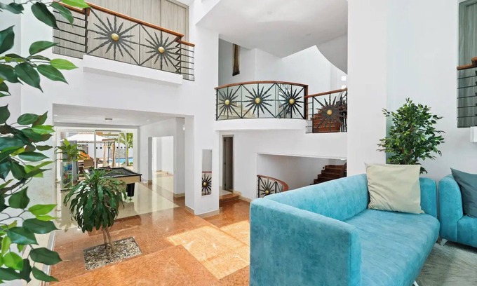 La Florida House | Soothing 9-bedroom house in Medellín with stunning views