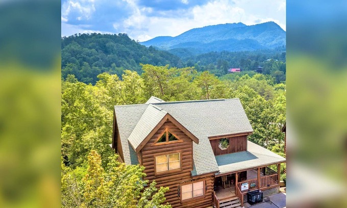 Sevierville House | Soothing Soaks, Fireside Chats, Game Nights, Resort Pools & Attractions Minutes Away - Almost Heaven