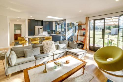 Cleone House | Sophisticated Country Home Steps from the Lake