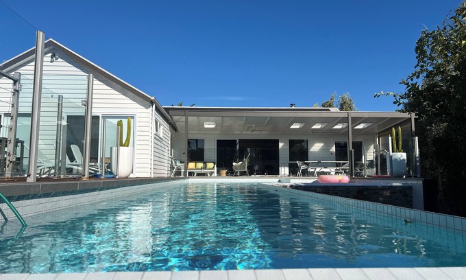 Sorrento House | Sorrento Mornington Peninsula Pool, Spa Basketball easy walk to beach and town