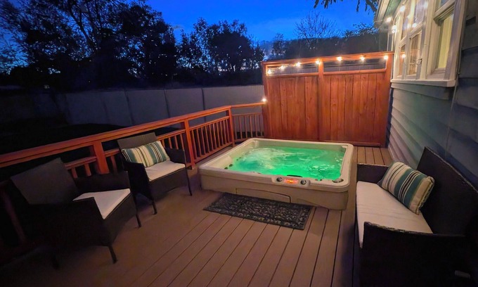 Downtown Salt Lake City House | Soul-warming Historic home - Private hot-tub, yard, Parks, 6min to downtown SLC.