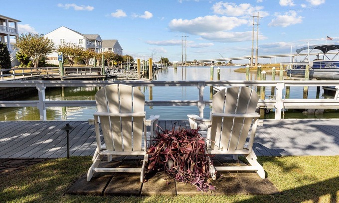Morehead City Apartment | Sound Side Studio Apartment with Boat Slip! (Bridgeview on Broad)