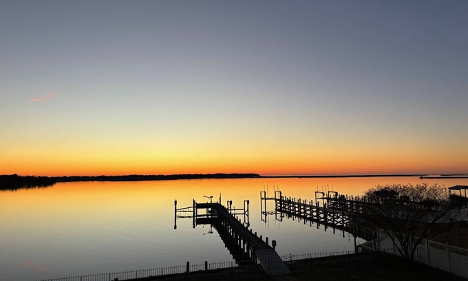Colington House | Soundfront Sunsets! - Huge 6-bedroom/5 bath house - sleeps 15 comfortably!