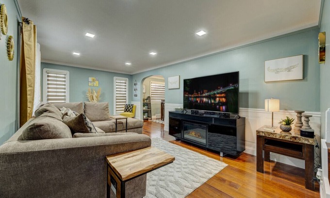South Euclid House | South Euclid Home 10 Minutes to Cleveland Clinic