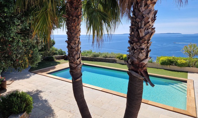 Le Lavandou Villa | South-facing air-conditioned villa - magnificent panoramic sea view of the Iles d'Or.