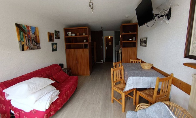 Montgenevre Apartment | South-facing studio with balcony, 200m from slopes and shops, pets allowed