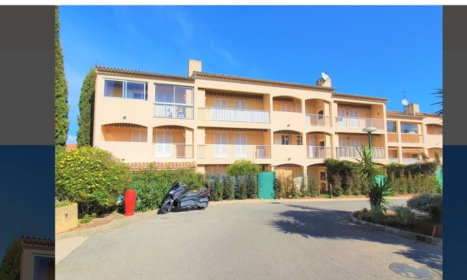 La Croix-Valmer Apartment | South-facing T2 apartment in village center with parking, swimming pool and tennis court.