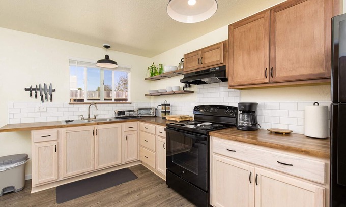 Greenside Park Apartment | 🏡South Fork Bungalow: Modern Furnishings, New Remodel, Peaceful & Central Location🌲