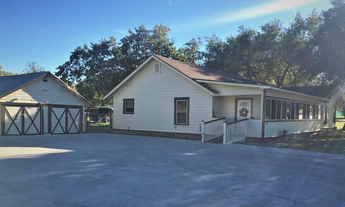 University House | SOUTH FORK INN, RANCH HOME,SLEEPS 15, DOWN THE ROAD FROM SILOS, HUGE YARD!