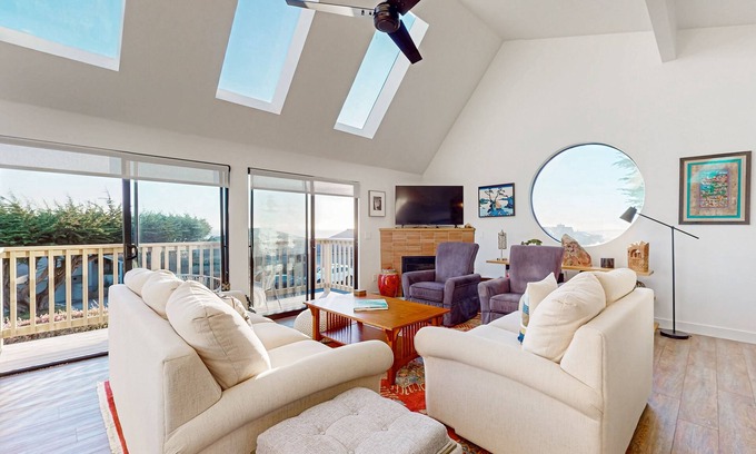 Bodega Bay House | South Harbour Retreat | Water Views | Walk to Beach, Golf Course & Hiking