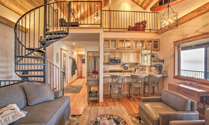 Worley Cottage | South Lake Coeur D'alene Home w/Dock & Kayaks!