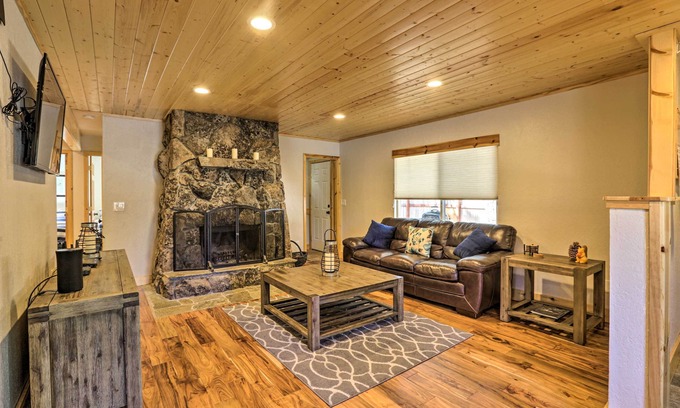 Country Club Estates Cabin | South Lake Tahoe Cabin ~ 7 Mi to Ski Resort!