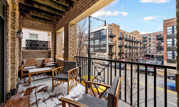 Near South Side Apartment | South Loop Three Bedroom Two Bath Home
