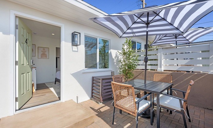 South Oceanside Hotel | South Oceanside Bungalow 4 - Deluxe Queen Studio + Patio