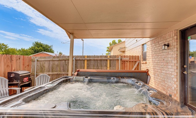 South Oklahoma City House | South OKC Home w/Hot Tub-Game Room: 18 Mi to OU!