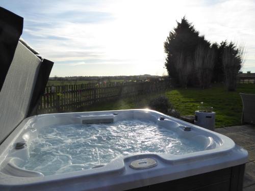 Wootton Wawen House | South View Country House Sleeps 12 - Hot Tub - Views