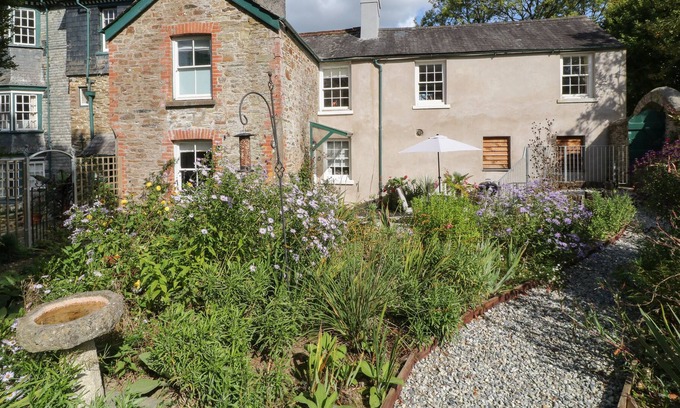 Rumleigh Cottage | SOUTH WING COTTAGE, pet friendly, with a garden in Bere Alston