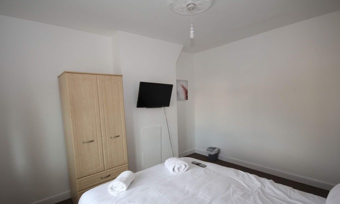 Norwood Green House | Southall House Cheerful 4 bedroom home with free parking on premises,