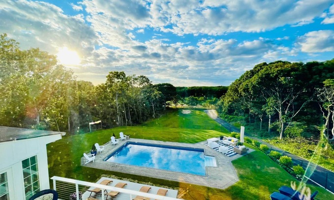 Tuckahoe House | Southampton Hilltop Oasis