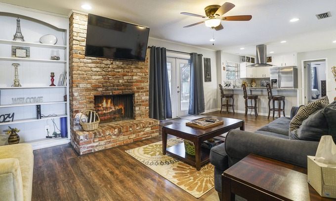 Southside House | Southern Charm JAX- Spacious 4bd/ 3ba Jacksonville home near I-95