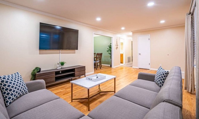 Huntsville House | ▨Southern Oasis▧ Ping Pong/Fiber Wifi/4 Beds