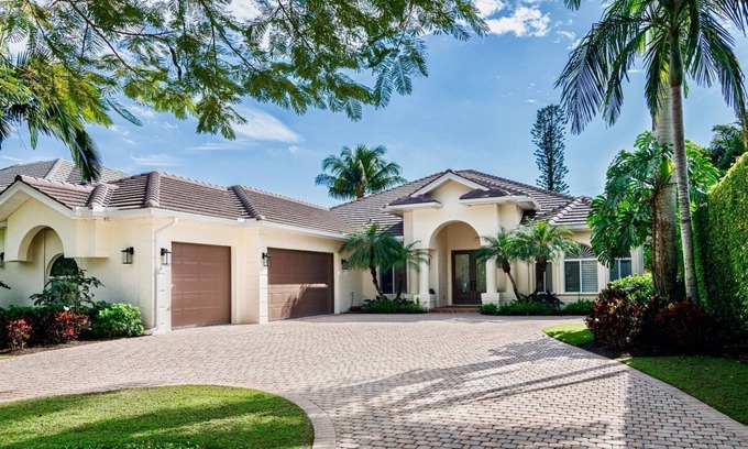 Old Naples House | SOUTHERN SUNSET - Olde Naples, Heated Pool & Spa, Walk to the beach!