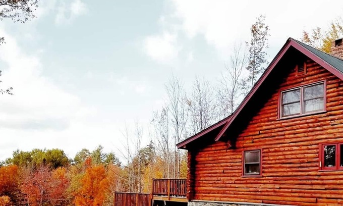 Wilmington Cabin | Southern Vermont log cabin, views, pond & 2 firepits. Winter Ski Weeks Available