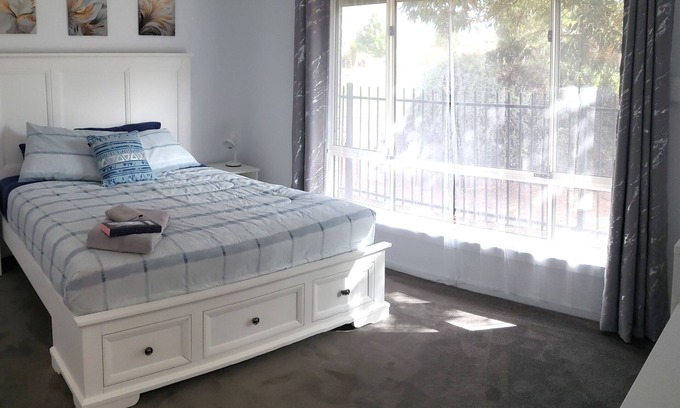 Seaford Meadows House | Southern Wine Region & Beach Staycation with breakfast daily