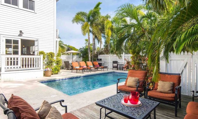 Uptown - Upper Duval House | *SOUTHERNMOST HOSPITALITY VII* 7BR/7BA & Pool + LAST KEY SERVICES.