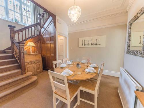 Kendal House | Southfield is a spacious period five bed, four bath with parking