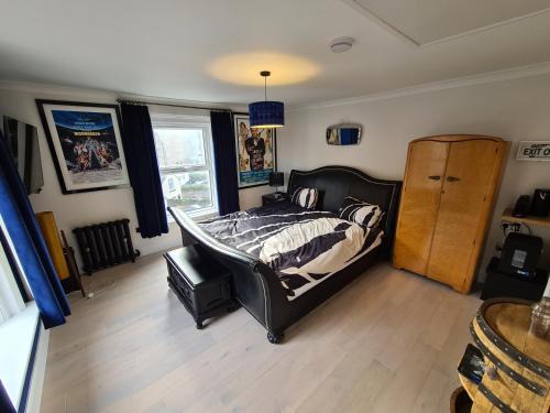 Southsea Apartment | Southsea Royale Studio, James Bond, Parking, Seafront