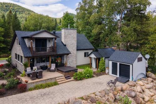 Saint-Brigitte-de-Laval Ski Chalet | Spa and river - Le Riverain