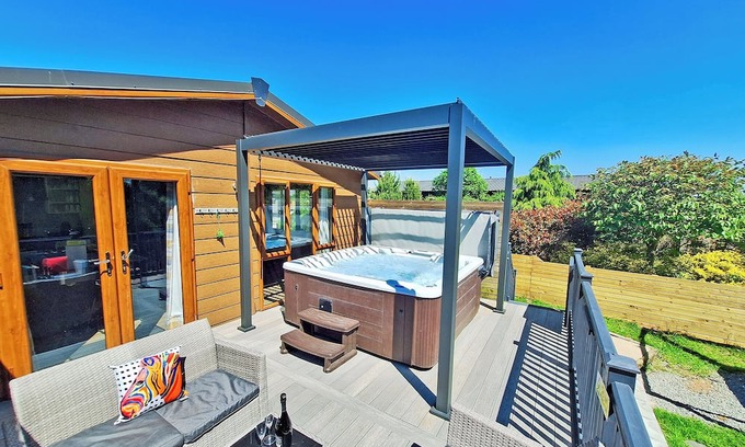 Raywell Ski Chalet | Spa Castaway (Pet Garden)