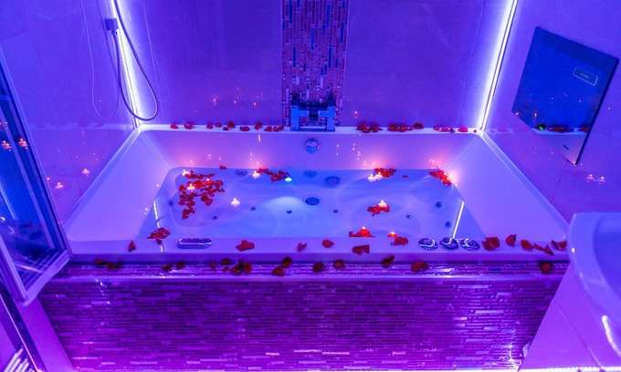 Bradford Apartment | SPA HOT TUB Designer Studio apartment at Meridian