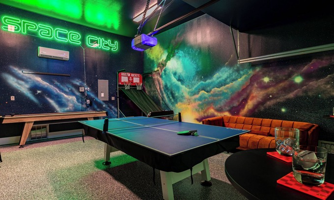 Riverside Terrace House | Space City - Prof. Design, Game Room, King BD