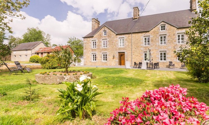 Le Grippon Cottage | Spacious Countryside House with Garden, BBQ, and Games Near Mont St-Michel