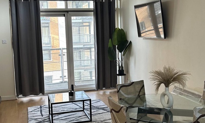North Woolwich Apartment | Spacious 1-Bed Apartment in London sea view