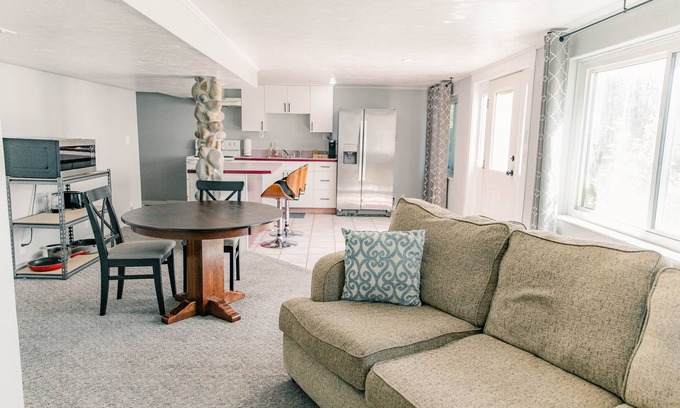 Layton House | Spacious 1-Bedroom Basement Apartment