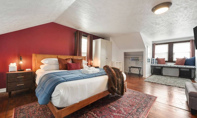 Millvale Apartment | Spacious 1 bedroom Close to Downtown and Stadiums