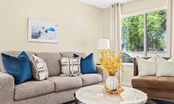 Roseville Apartment | Spacious 1BR End Unit, Heart of Roseville