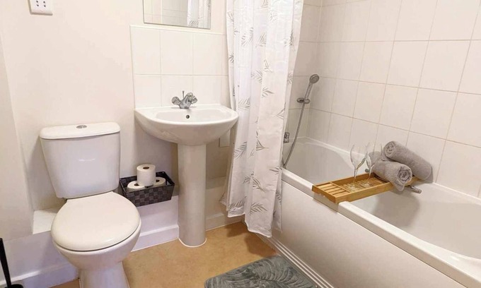 Ipswich Apartment | Spacious 2 bed 1 bath apartment with Parking in Ipswich