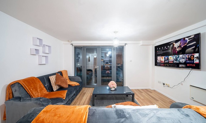 Huddersfield Apartment | Spacious 2 Bed Apt Close To Town Centre Sleep 6