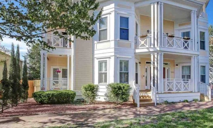 Historic Downtown Savannah Apartment | Spacious 2 bedroom apartment next to Forsyth Park