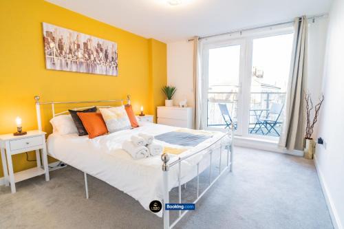Peninsula Apartment | Spacious 2 Bedroom Apt By LS2G Short Lets & Serviced Accommodation Greater London With Free WIFI
